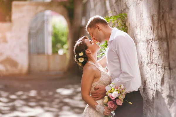 Güzel aşık evlilik çift bir yürüyüş