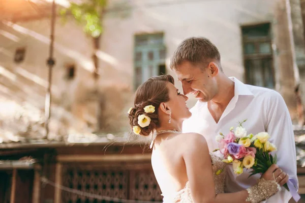 Schönes verliebtes Hochzeitspaar auf einem Spaziergang — Stockfoto