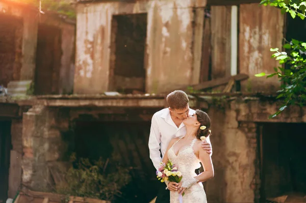 Hermosa pareja de boda enamorada en un paseo — Foto de Stock