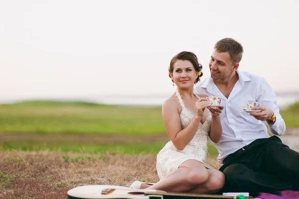 Par i kärlek i ett bergigt område på en picknick — Stockfoto