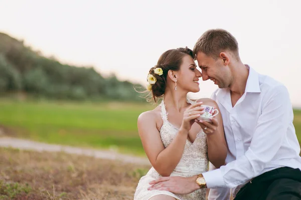 Pareja enamorada en una zona montañosa en un picnic —  Fotos de Stock