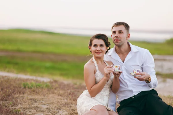 Par i kärlek i ett bergigt område på en picknick — Stockfoto