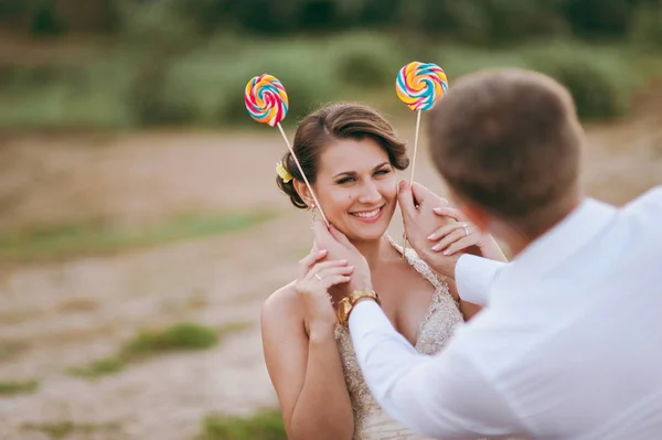 Pareja enamorada en una zona montañosa en un picnic — Foto de Stock