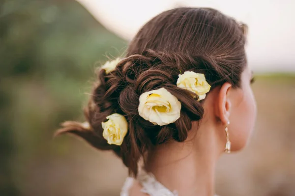 Acconciatura con fiori gialli per la sposa della sposa — Foto Stock