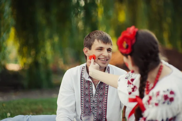 Casal em piquenique bordado no parque — Fotografia de Stock