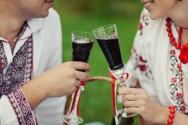 Pareja en un picnic bebidas en vasos de vino — Foto de Stock