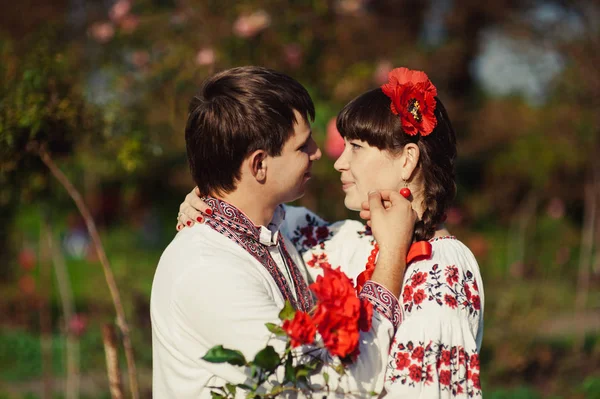 Casal amoroso em bordados andando no parque — Fotografia de Stock