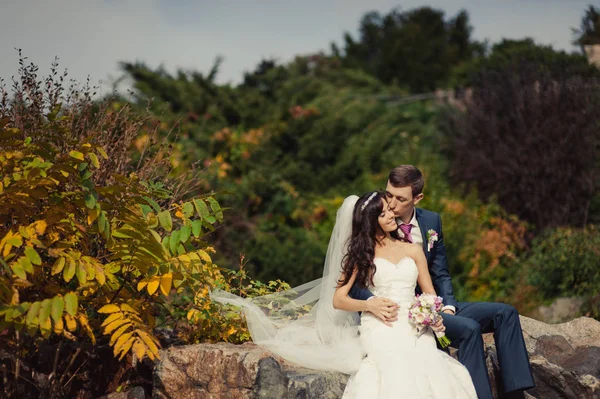 Schönes Hochzeitspaar beim Spaziergang im Herbstpark — Stockfoto