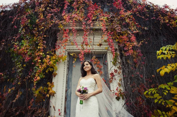 Belle mariée brune lors d'une promenade dans un parc d'automne — Photo