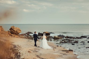 Deniz kenarında yürüyüşe Düğün çifti