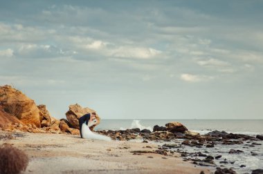 Deniz kenarında yürüyüşe Düğün çifti