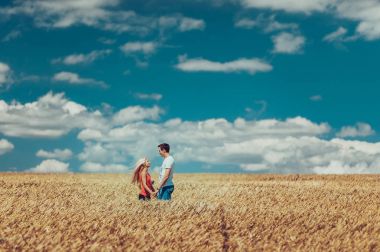 Bir buğday alanında aşık Çift