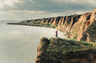 Uçurumdan denizden üzerinde aşık Çift