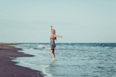 Denizde uzun saçlı sarışın kız