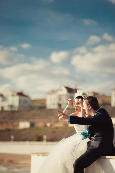 Pareja de boda en un paseo por el mar — Foto de Stock