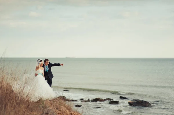 海沿いの散歩に結婚式のカップル — ストック写真