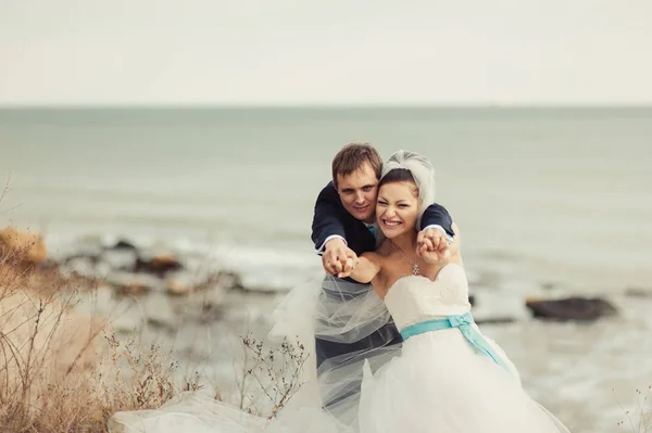 Pareja de boda en un paseo por el mar —  Fotos de Stock