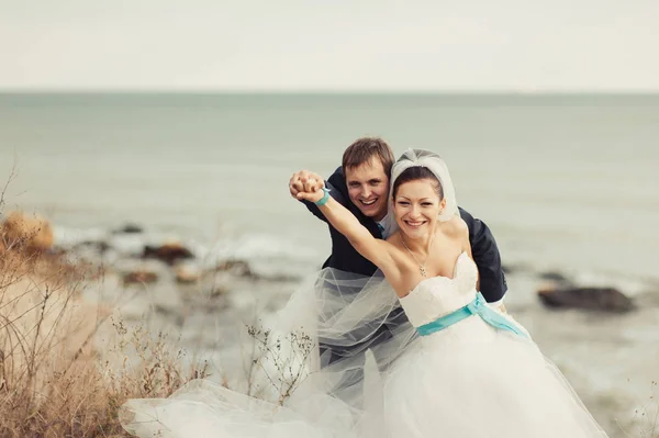 新婚夫妇在海边散步 — 图库照片