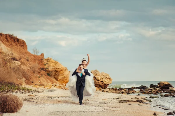 Couple de mariage sur une promenade au bord de la mer — Photo