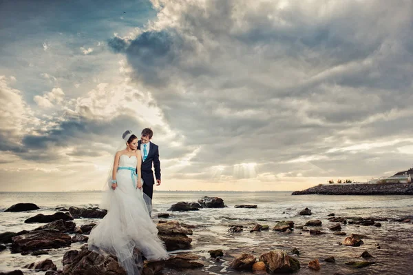 Pareja de boda en un paseo por el mar — Foto de Stock