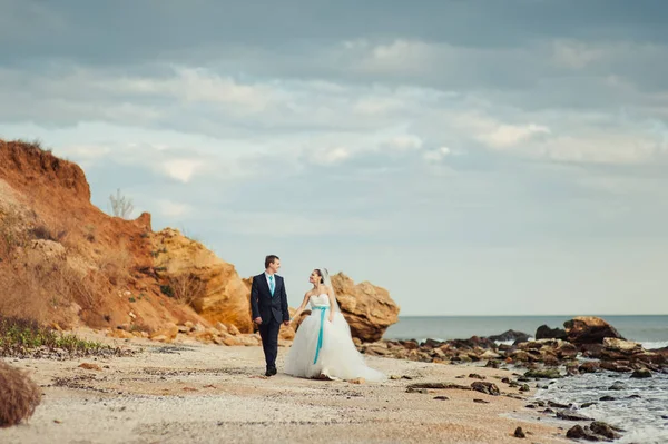 Couple de mariage sur une promenade au bord de la mer — Photo