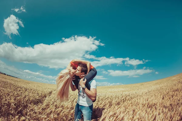 Pareja enamorada en un campo de trigo —  Fotos de Stock