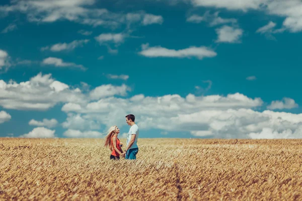 Couple in love in a wheat field — Stock Photo, Image