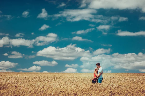 Пара влюблённых на пшеничном поле — стоковое фото