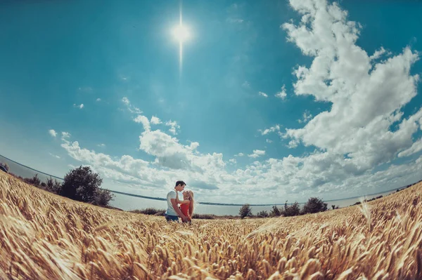 Пара влюблённых на пшеничном поле — стоковое фото