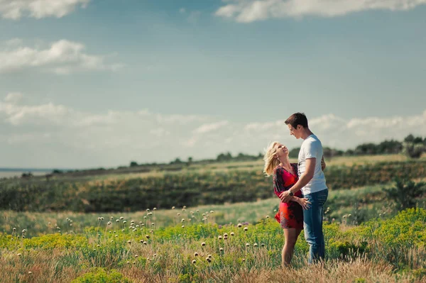 Par i kärlek för en promenad i naturen — Stockfoto