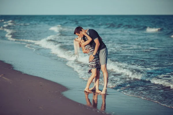 Unga par förälskade promenader på stranden — Stockfoto