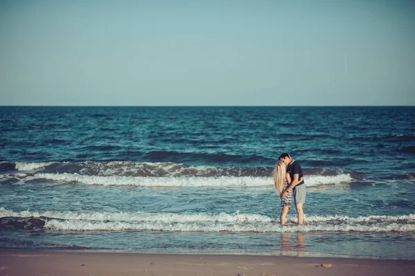 Jovem casal apaixonado andando na praia — Fotografia de Stock