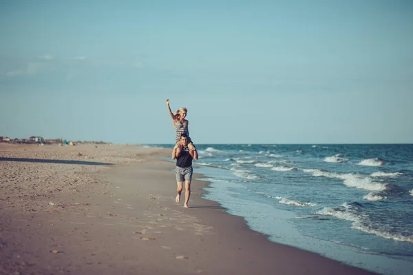 Young couple in love walking on the beach — Stock Photo, Image