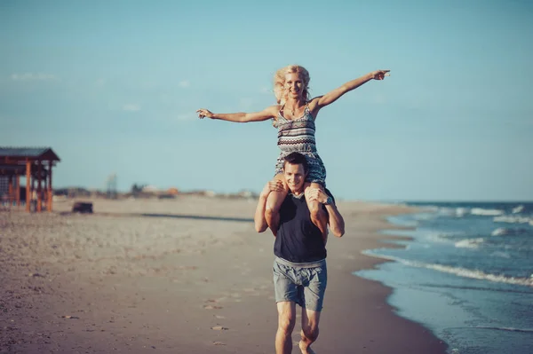 Jovem casal apaixonado andando na praia — Fotografia de Stock