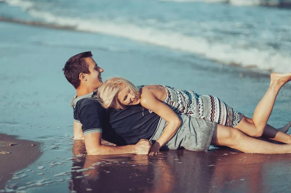 Молодая пара влюбленных прогулок по пляжу — стоковое фото