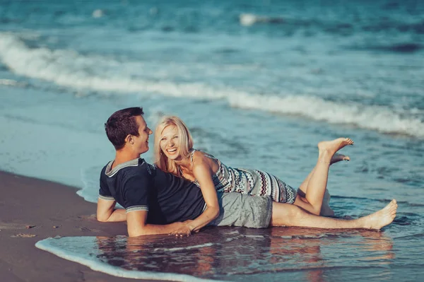 Jovem casal apaixonado andando na praia — Fotografia de Stock