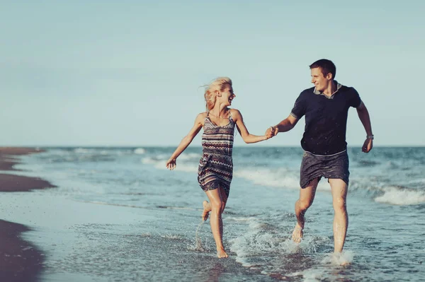 Giovane coppia innamorata passeggiando sulla spiaggia — Foto Stock