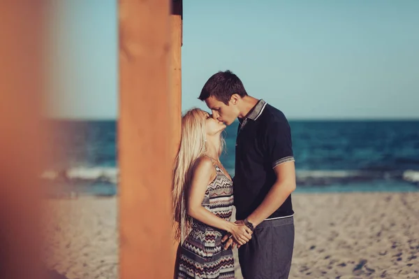 Unga par förälskade promenader på stranden — Stockfoto