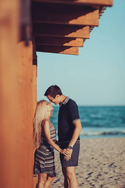 Jovem casal apaixonado andando na praia — Fotografia de Stock