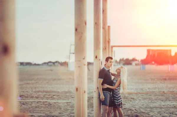 Unga par förälskade promenader på stranden — Stockfoto