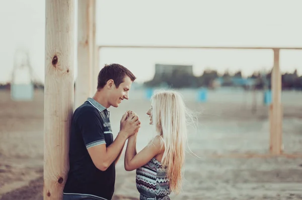 Młoda para zakochana spacerująca po plaży — Zdjęcie stockowe
