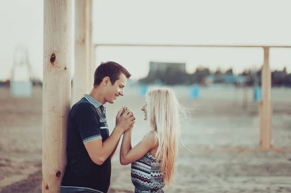 Unga par förälskade promenader på stranden — Stockfoto