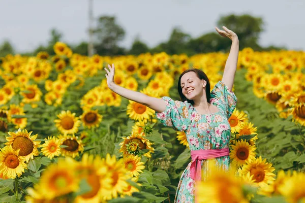 Bruna ragazza in un campo di girasoli — Foto Stock