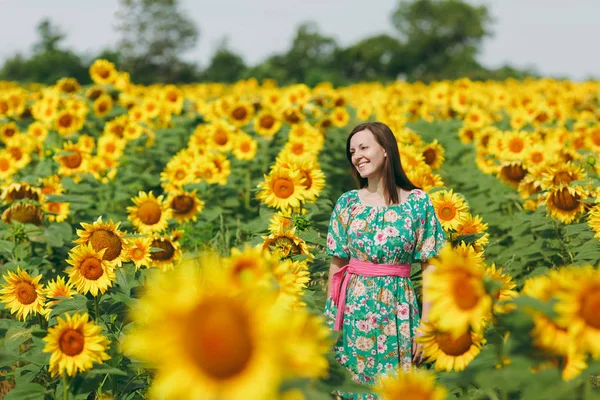 Bruna ragazza in un campo di girasoli — Foto Stock