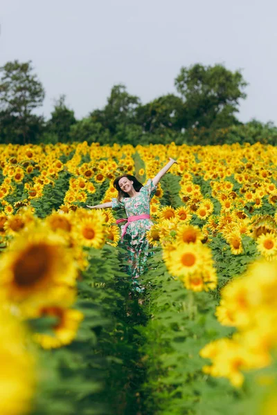 Bruna ragazza in un campo di girasoli — Foto Stock