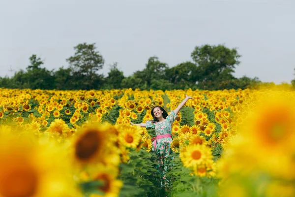 Bruna ragazza in un campo di girasoli — Foto Stock