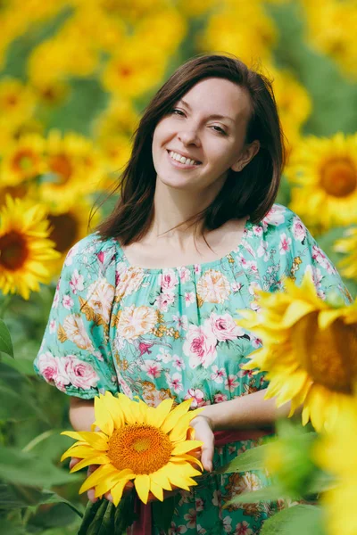 Bruna ragazza in un campo di girasoli — Foto Stock