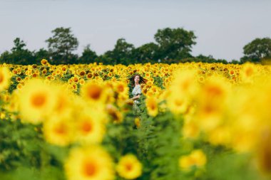 Ayçiçeği tarlası esmer kız