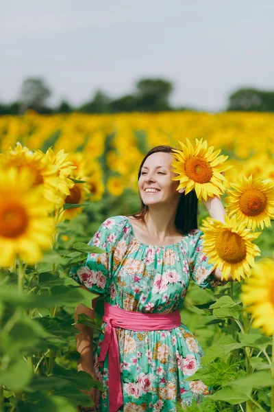 Bruna ragazza in un campo di girasoli — Foto Stock