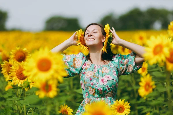 Una ragazza attaccata girasoli alle orecchie — Foto Stock